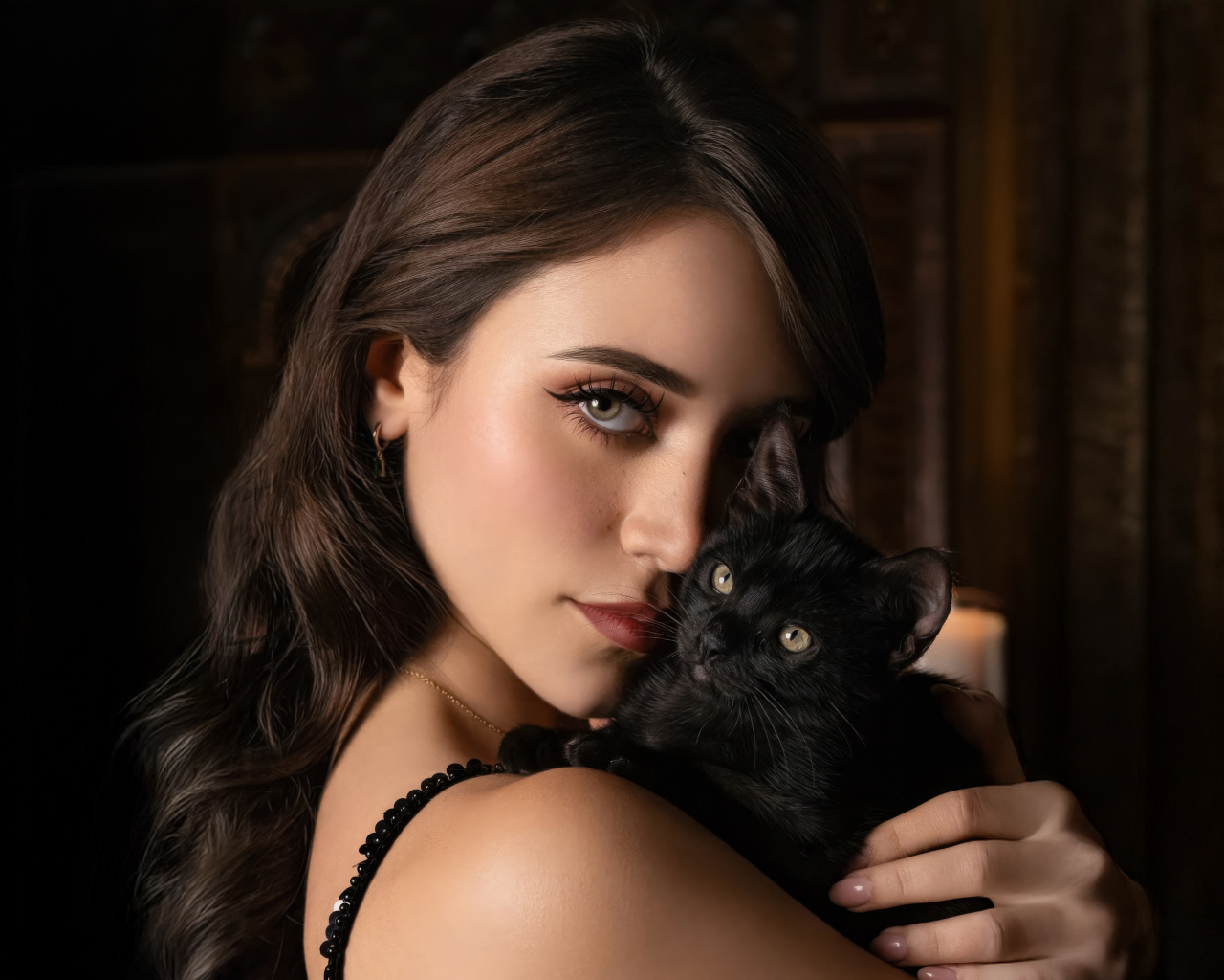 Молодая актриса Кэйли Кауэн с черным котенком