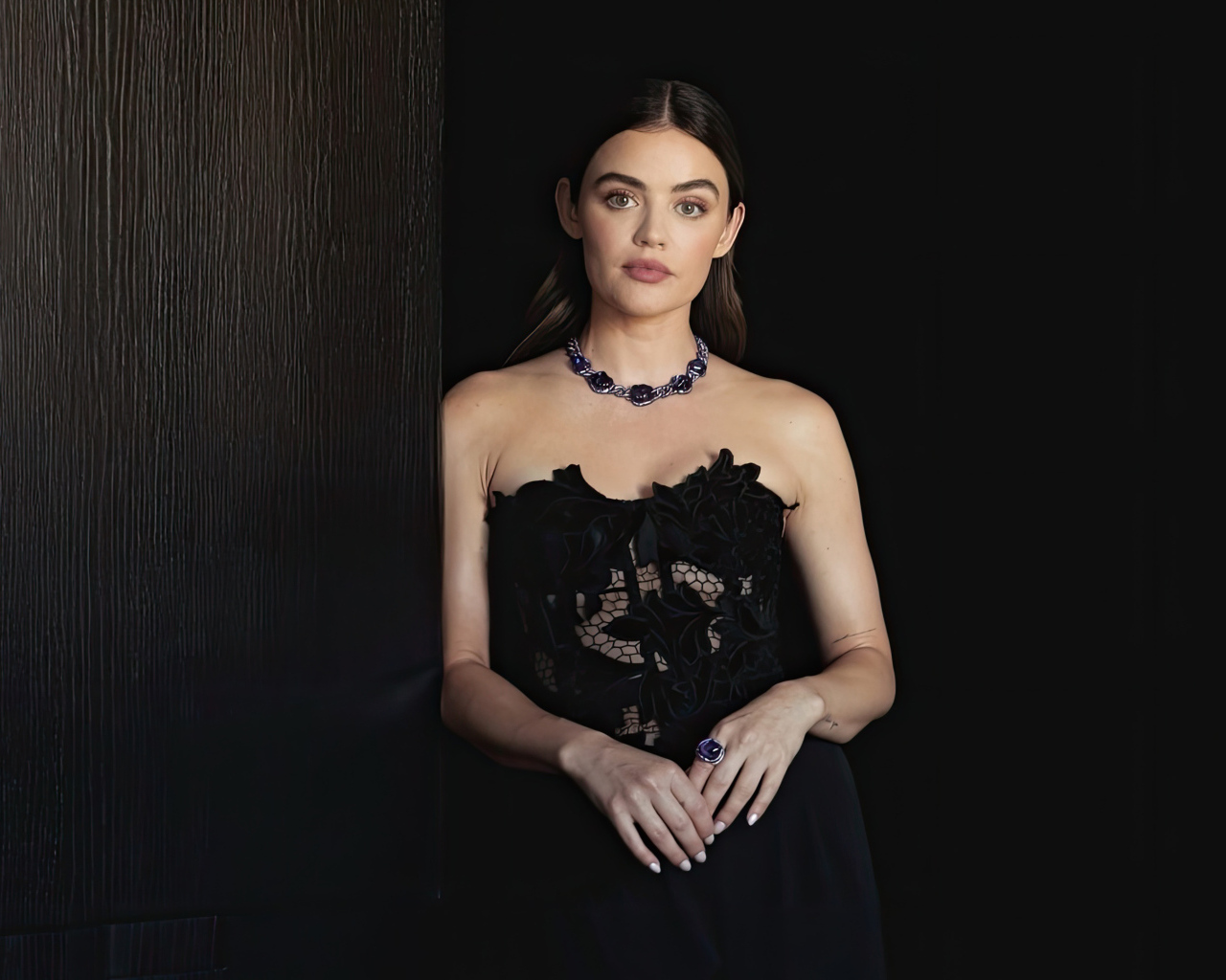 Молодая актриса Люси Хейл в черном платье у стены
