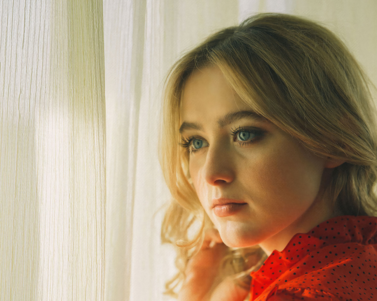 Молодая голубоглазая актриса Кэтрин Ньютон  у окна