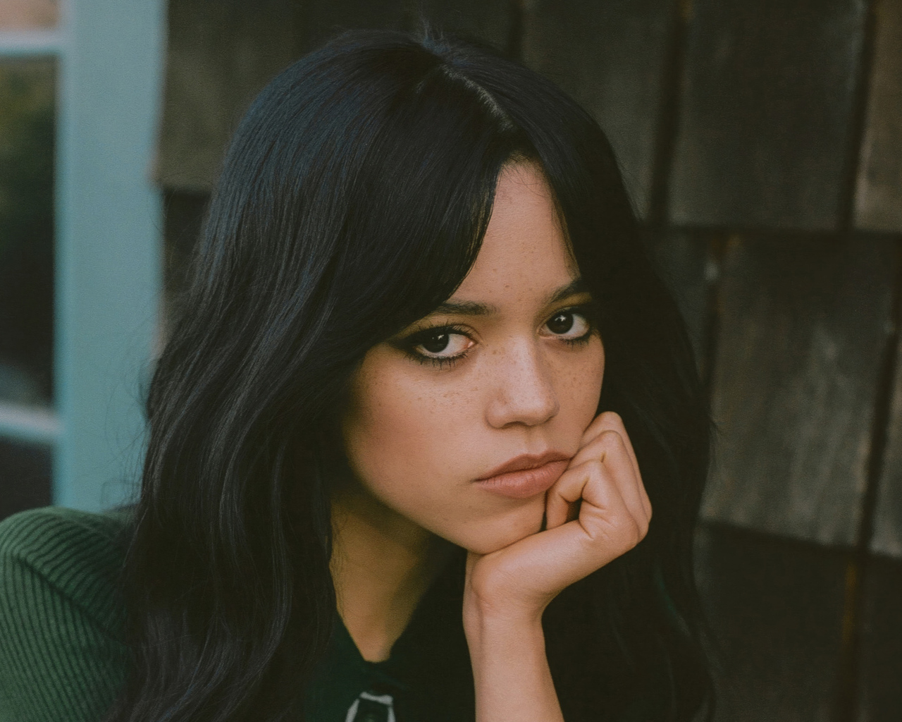 Молодая кареглазая девушка актриса Дженна Ортега