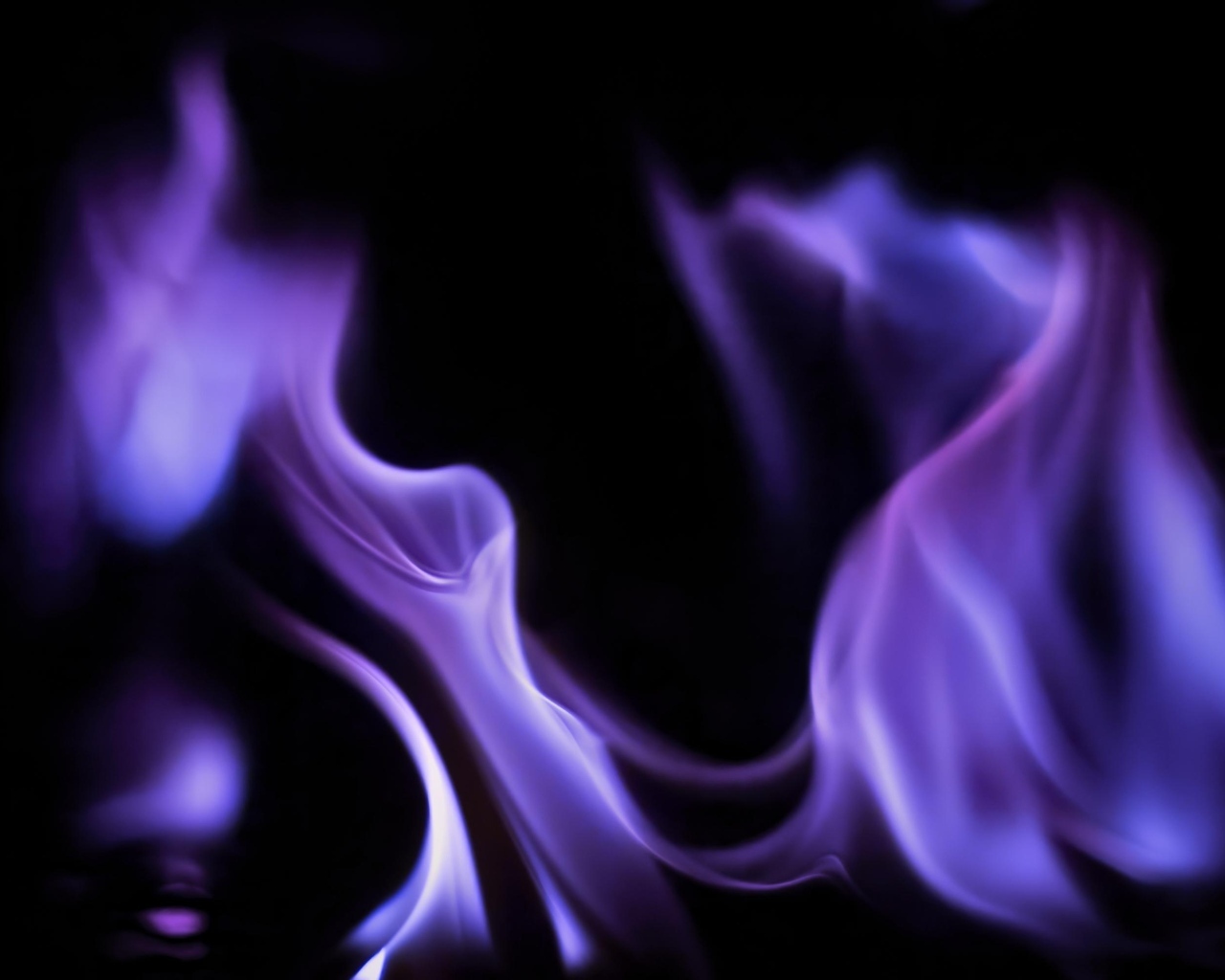 Фиолетовое пламя огня на черном фоне