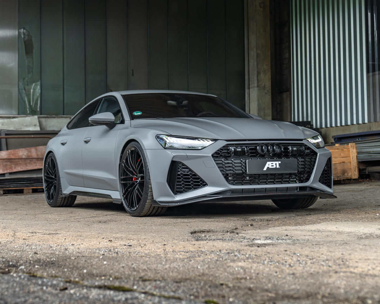 Автомобиль ABT RS7-S 2024 года в гараже