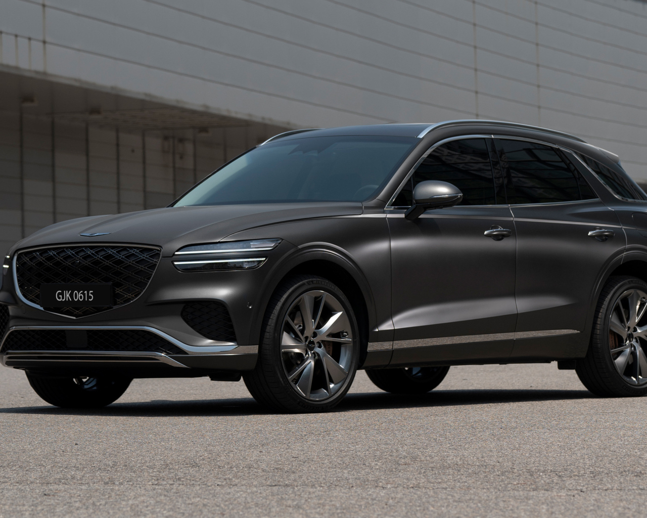 Серый автомобиль Genesis GV70 2024 года