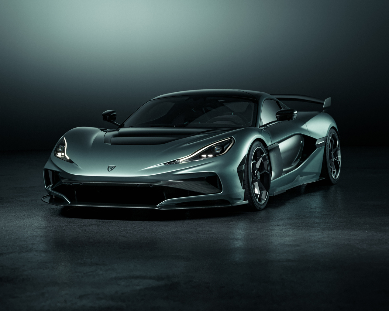 Автомобиль Rimac Nevera R 2024 года вид спереди