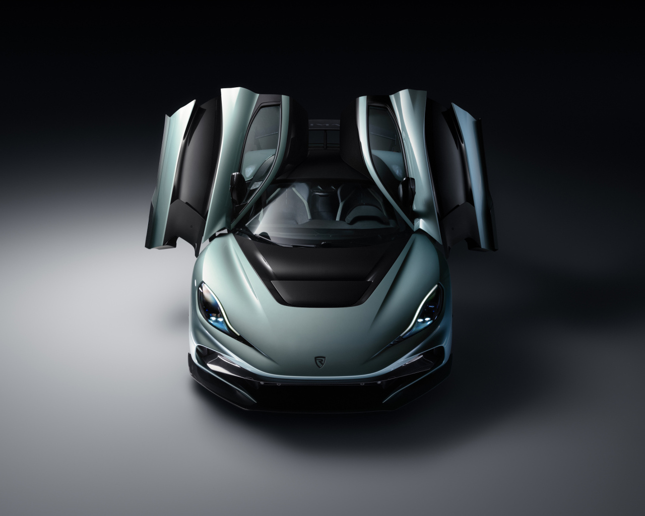 Автомобиль Rimac Nevera R 2024 года на сером фоне