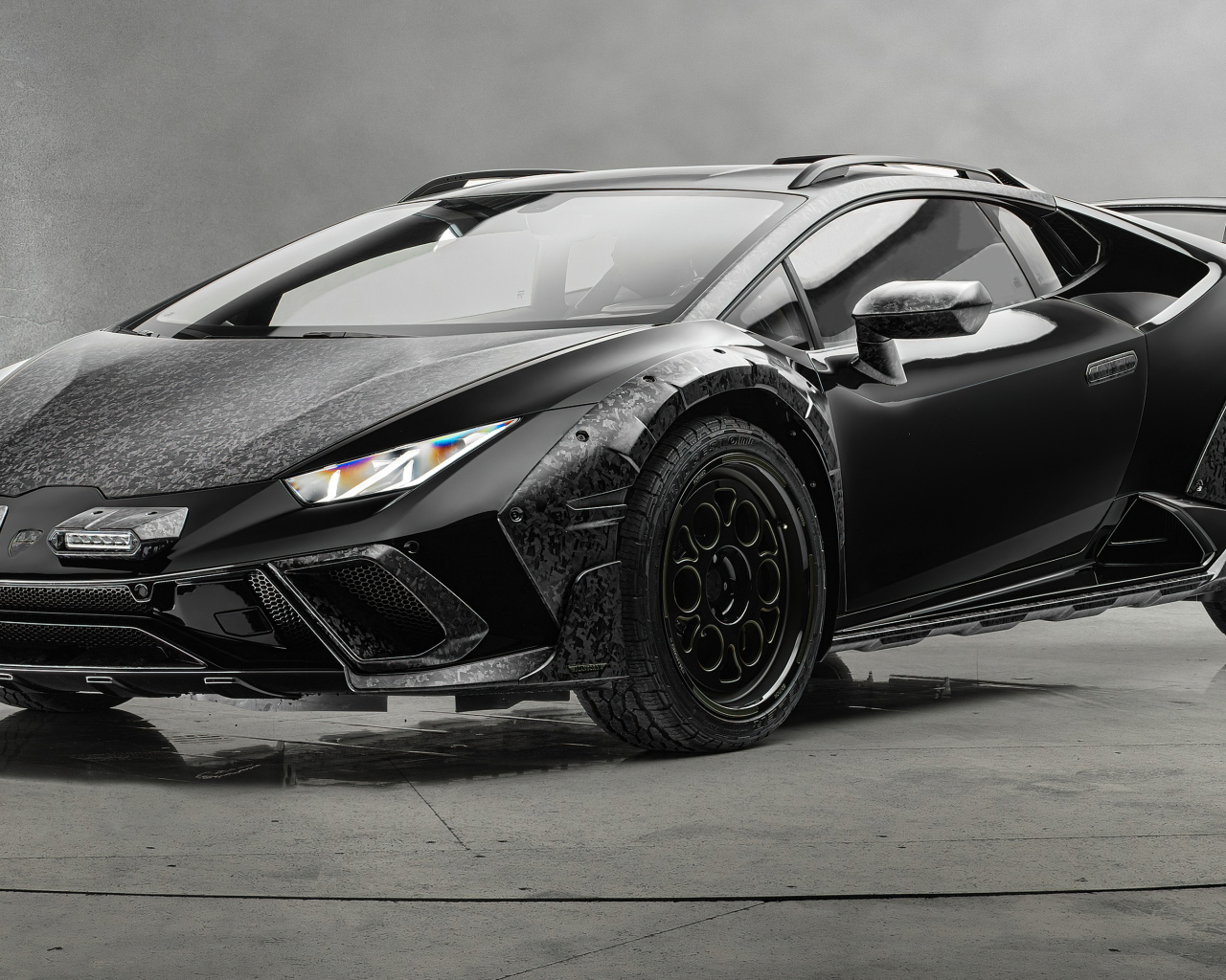 Быстрый черный автомобиль Mansory Lamborghini Huracán Sterrato 2024 года