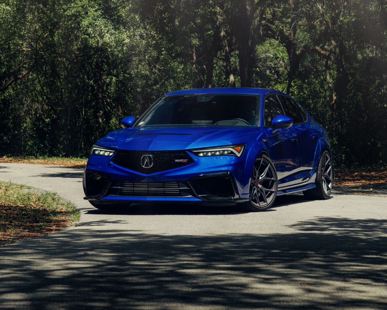 Красивый синий автомобиль Acura Integra Type S