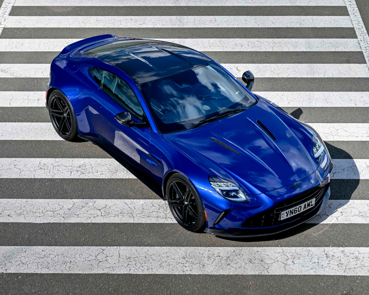 Синий автомобиль Aston Martin Vantage 2025 года вид сверху