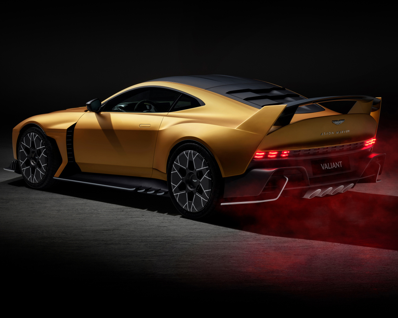 Дорогой золотистый автомобиль Aston Martin Valiant 2024 года