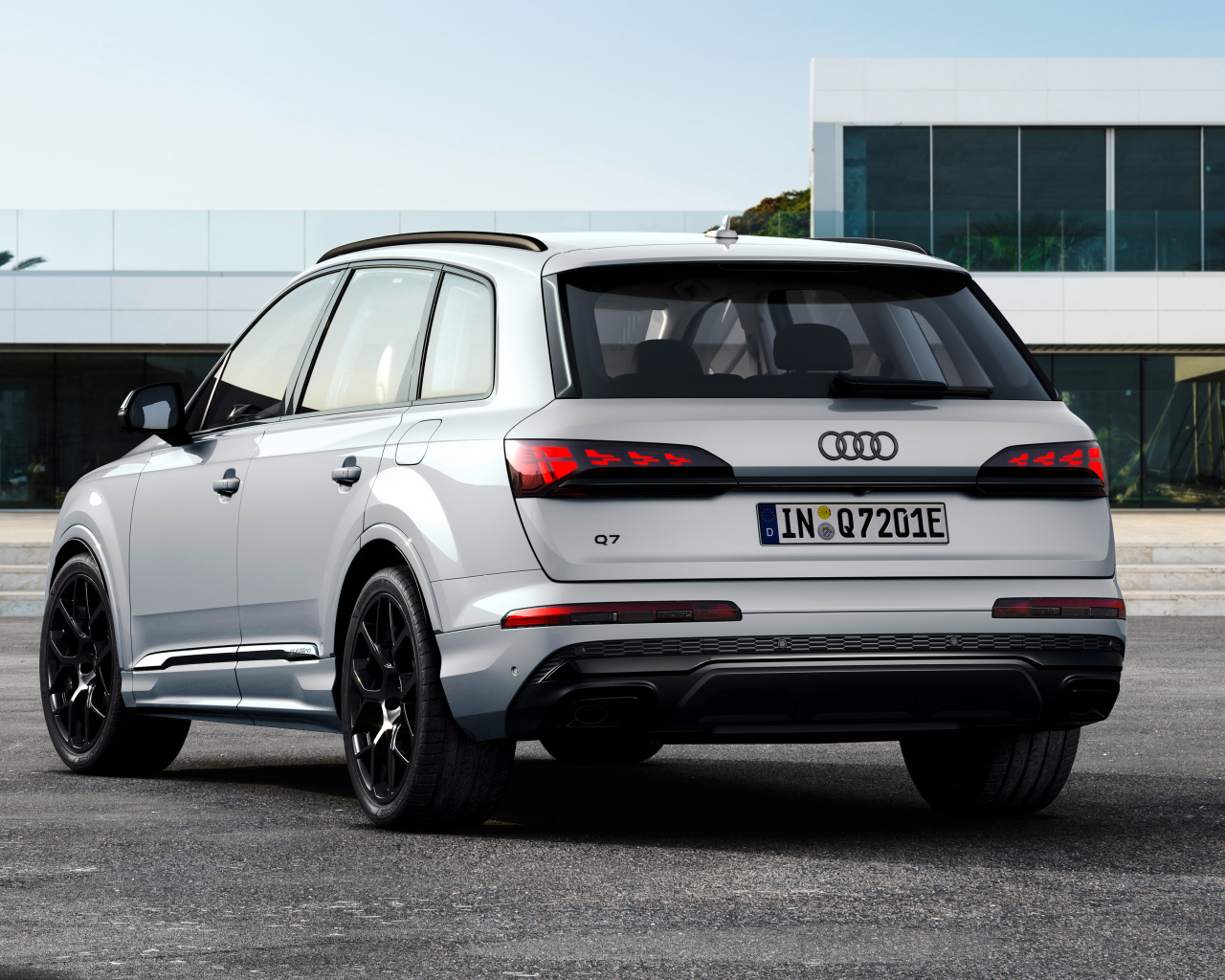 Вид сзади на автомобиль Audi Q7 55 TFSI E Quattro 2024 года