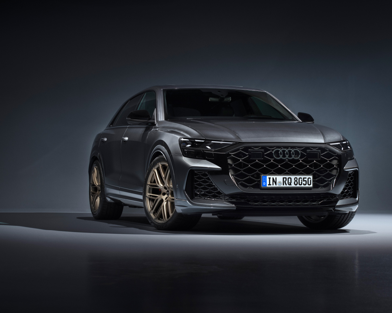 Автомобиль Audi RS Q8 2024 года на сером фоне