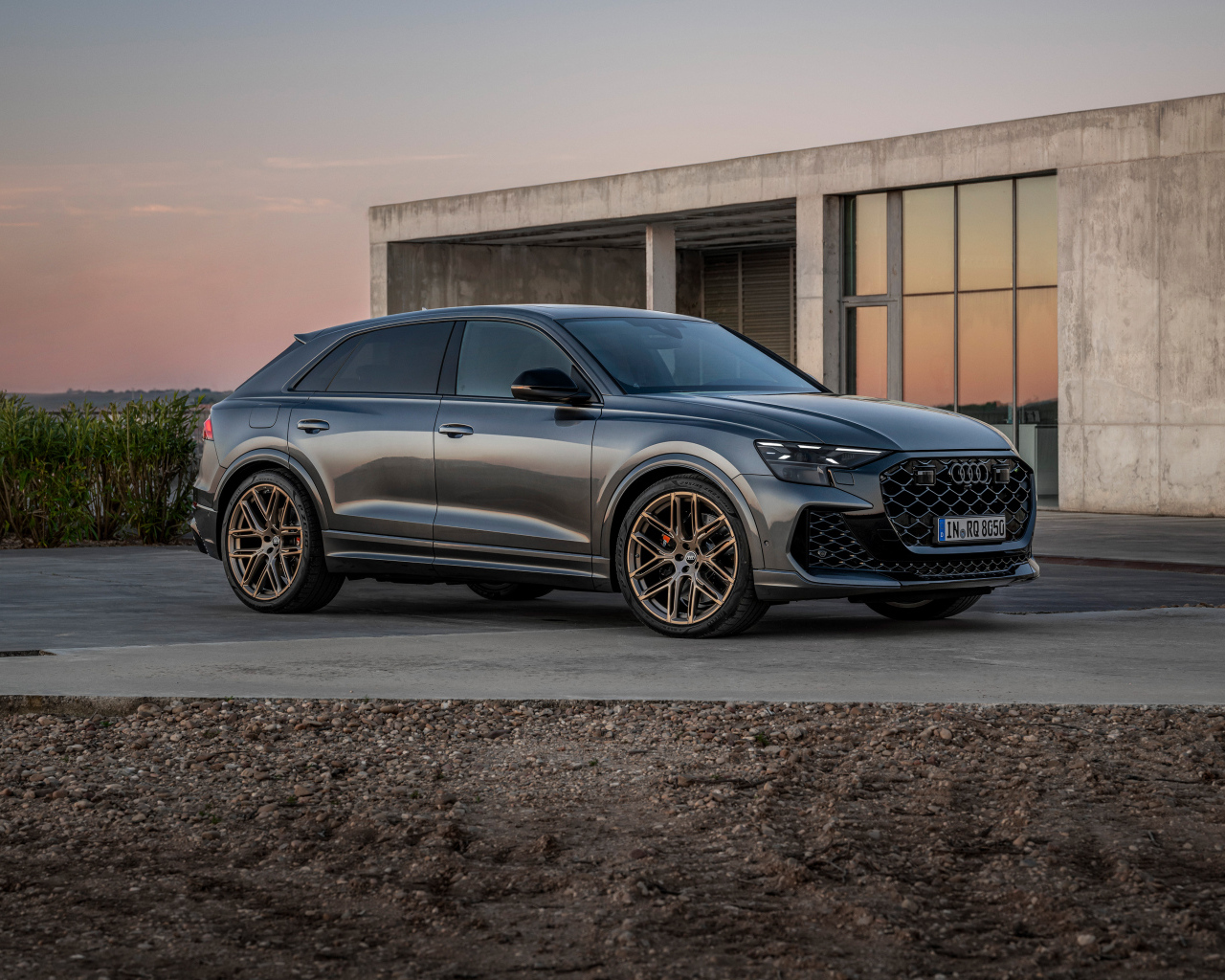 Автомобиль Audi RS Q8 2024 года у здания