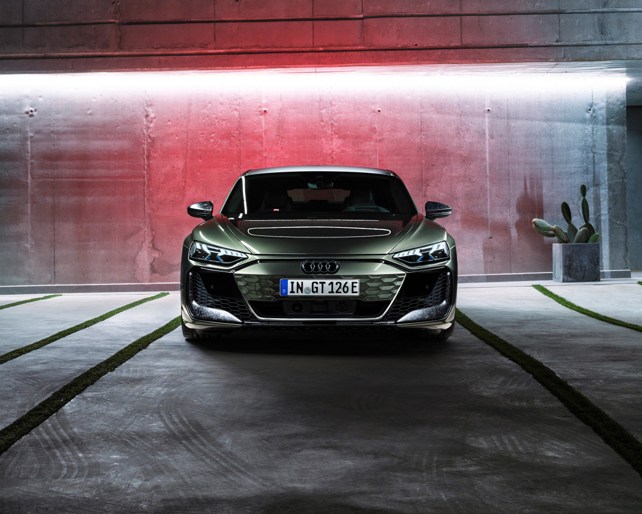 Автомобиль Audi RS e-tron GT performance 2024 года вид спереди