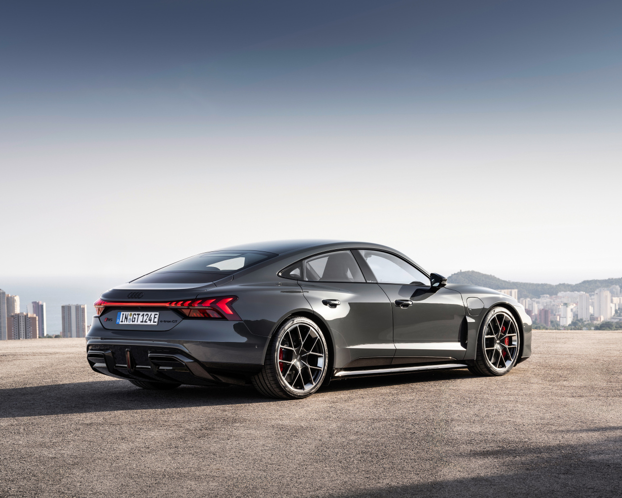 Автомобиль Audi RS e-tron GT 2024 года вид сзади