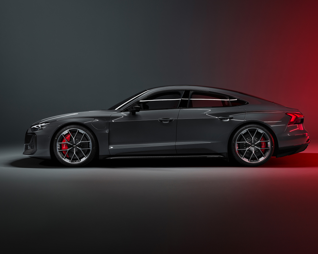 Автомобиль Audi RS e-tron GT 2024 года вид сбоку