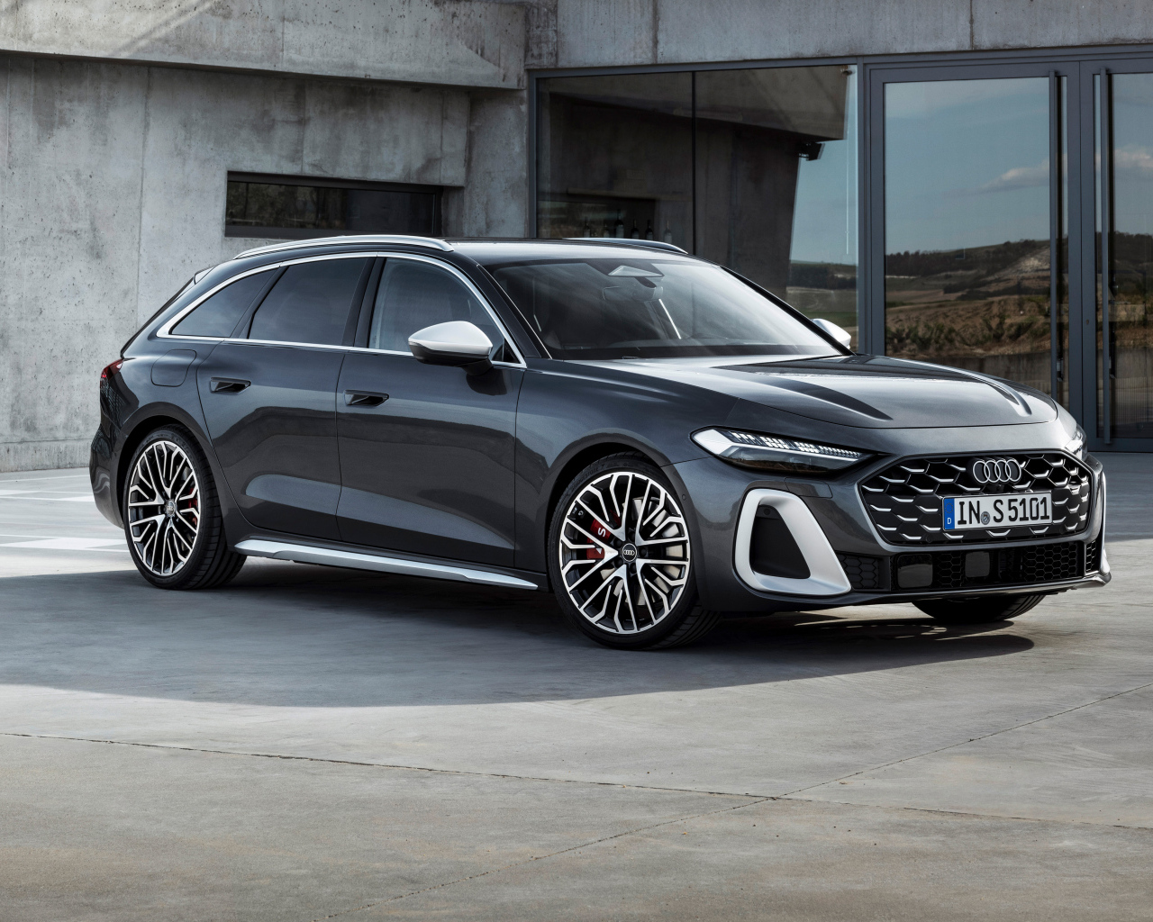 Автомобиль  Audi S5 Avant TFSI quattro 2024 года у здания