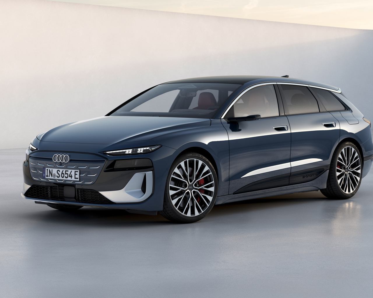 Автомобиль Audi S6 Avant e-tron 2024 года вид спереди