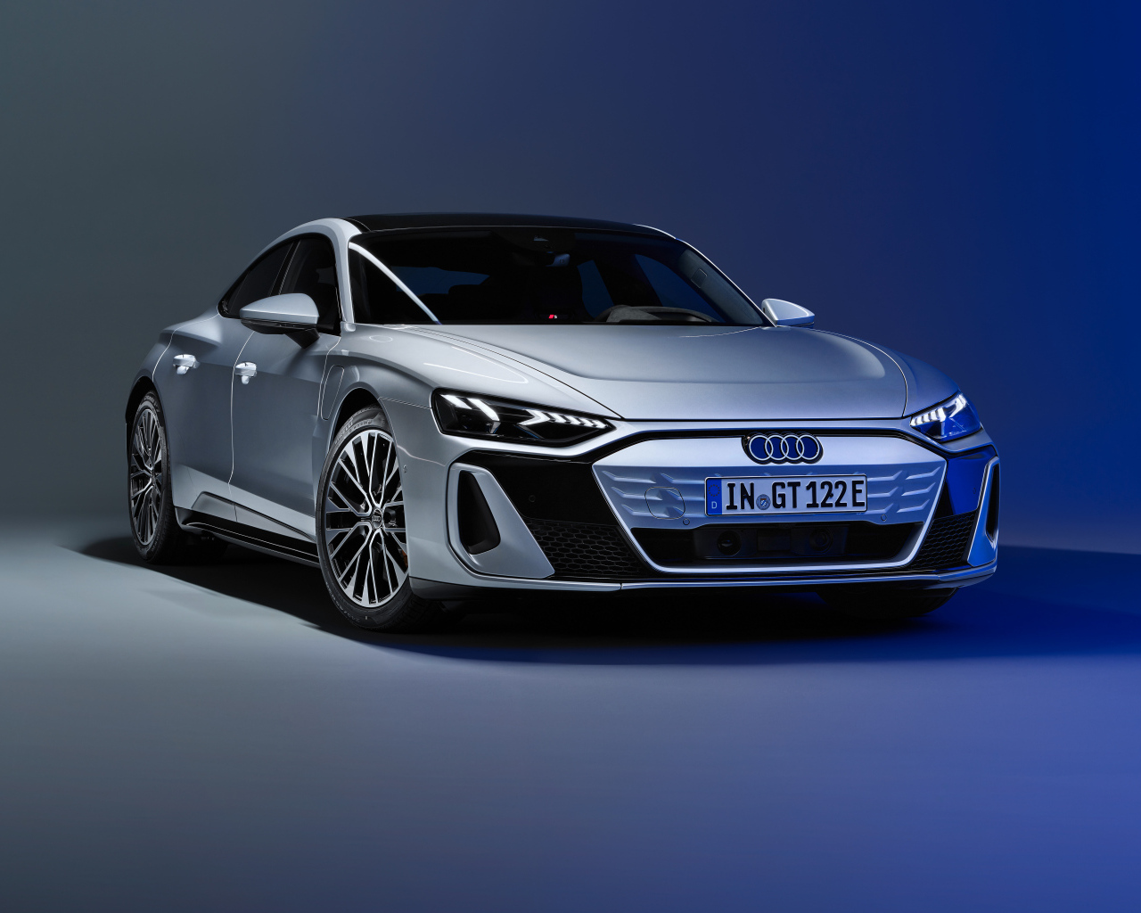 Автомобиль Audi S e-tron GT 2024 года на сером фоне