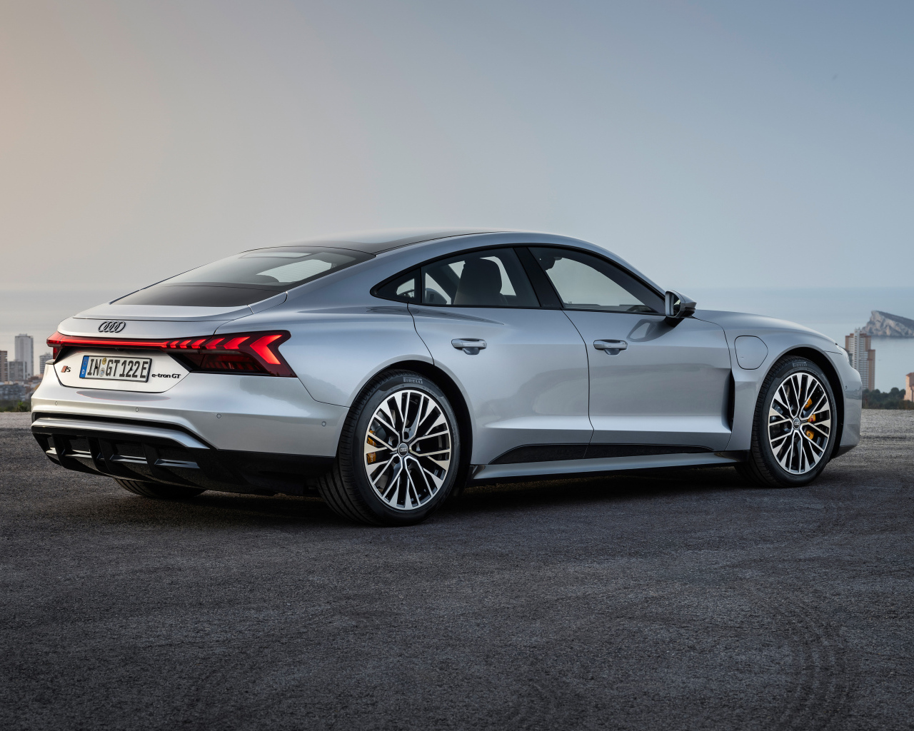 Вид сзади на автомобиль Audi S e-tron GT 2024 года