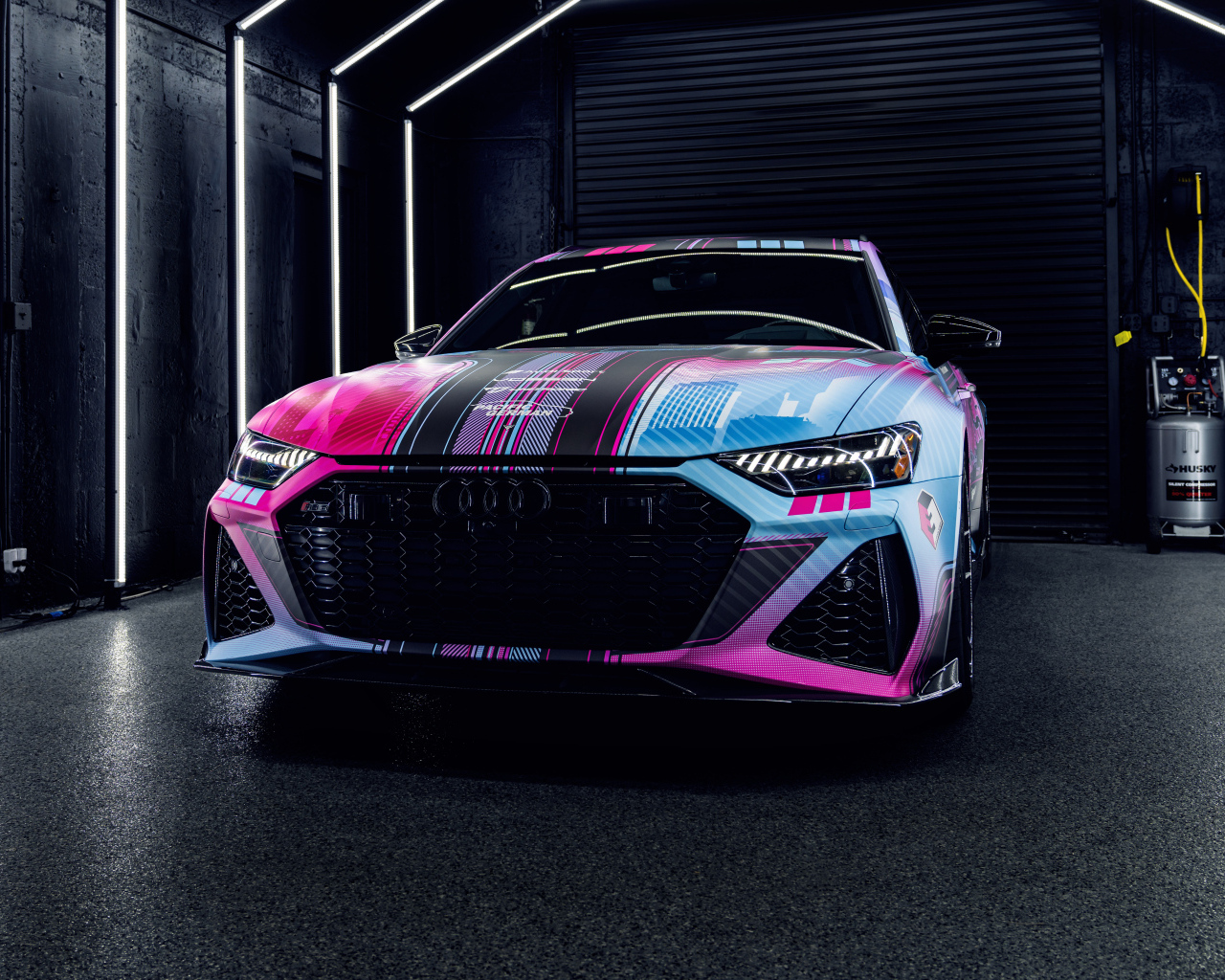 Автомобиль Audi RS6  на зарядке