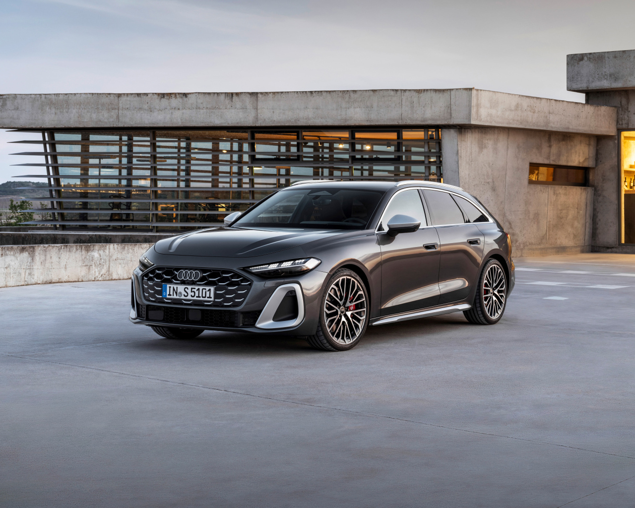 Черный автомобиль Audi S5 Avant TFSI quattro 2024 года