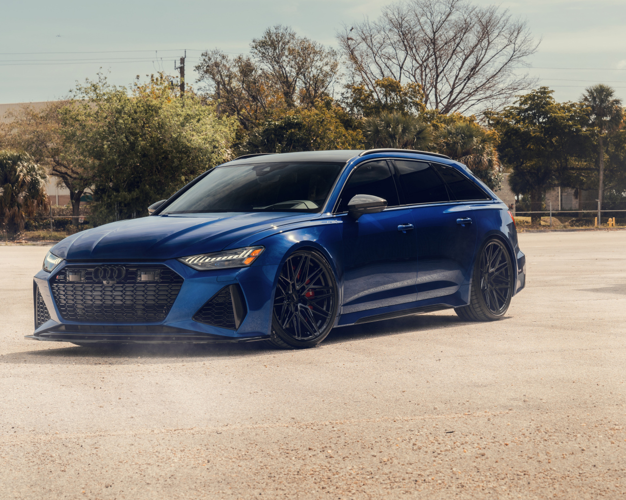 Синий автомобиль Audi RS6 Avant