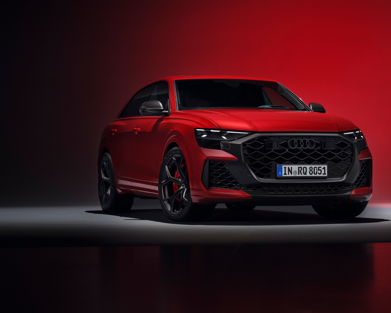 Вид спереди на красный автомобиль Audi RS Q8 performance 2024 года