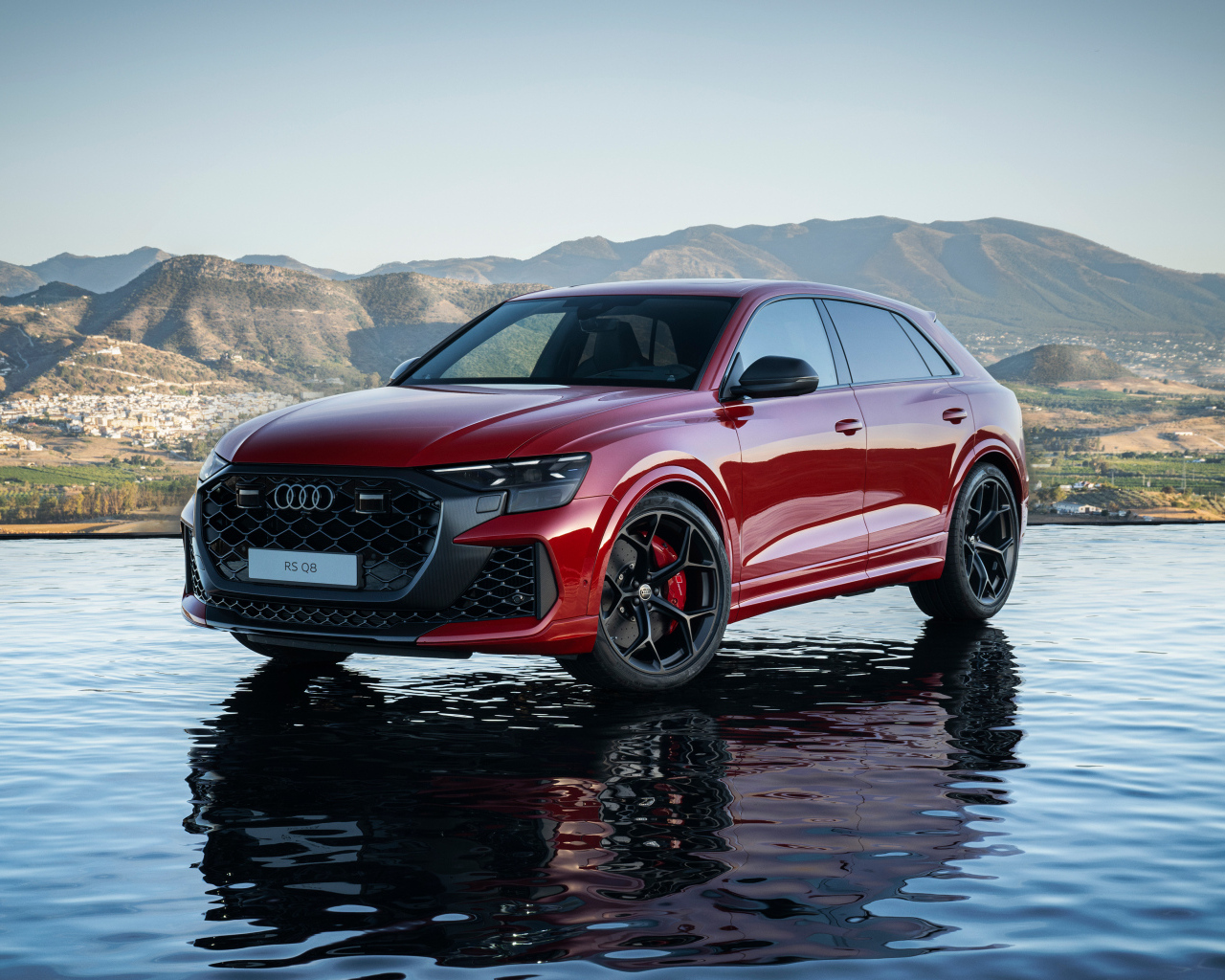 Красный Audi RS Q8 performance 2024 года в воде