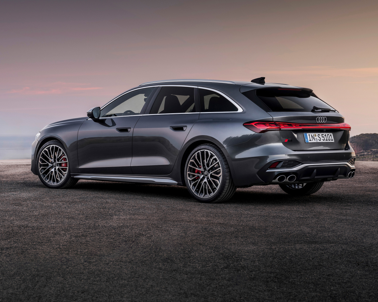 Вид сбоку на серый автомобиль Audi S5 Avant TFSI quattro 2024 года