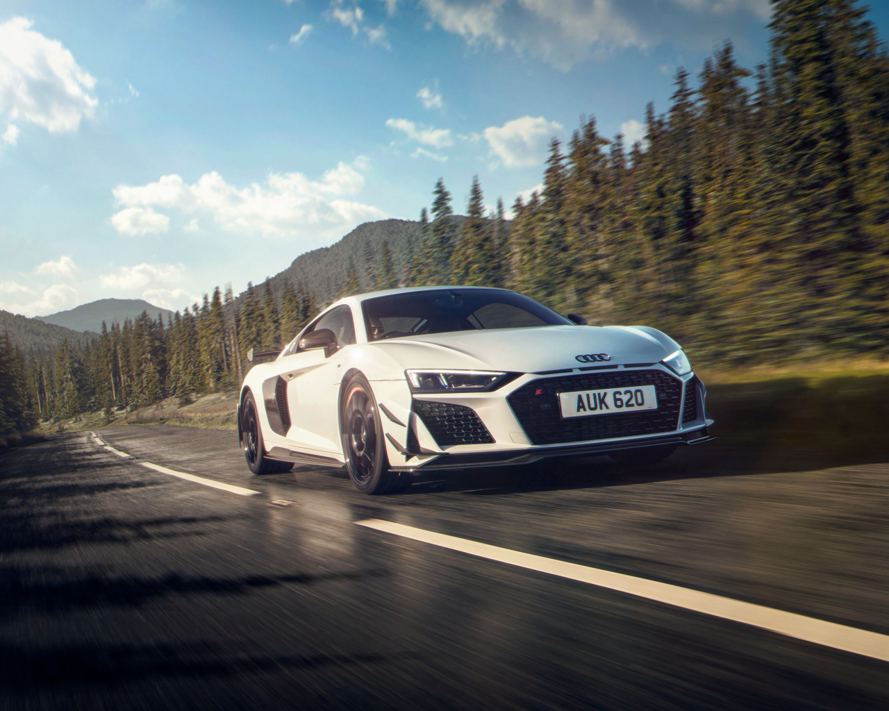 Белый автомобиль Audi R8 coupé V10 GT