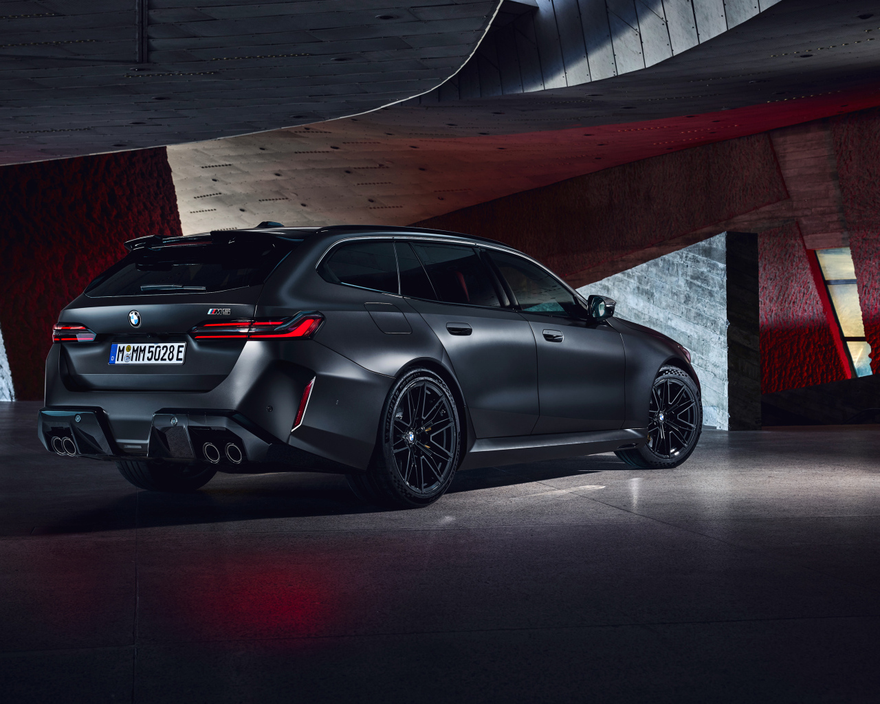 Автомобиль BMW M5 Touring 2024 года вид сзади