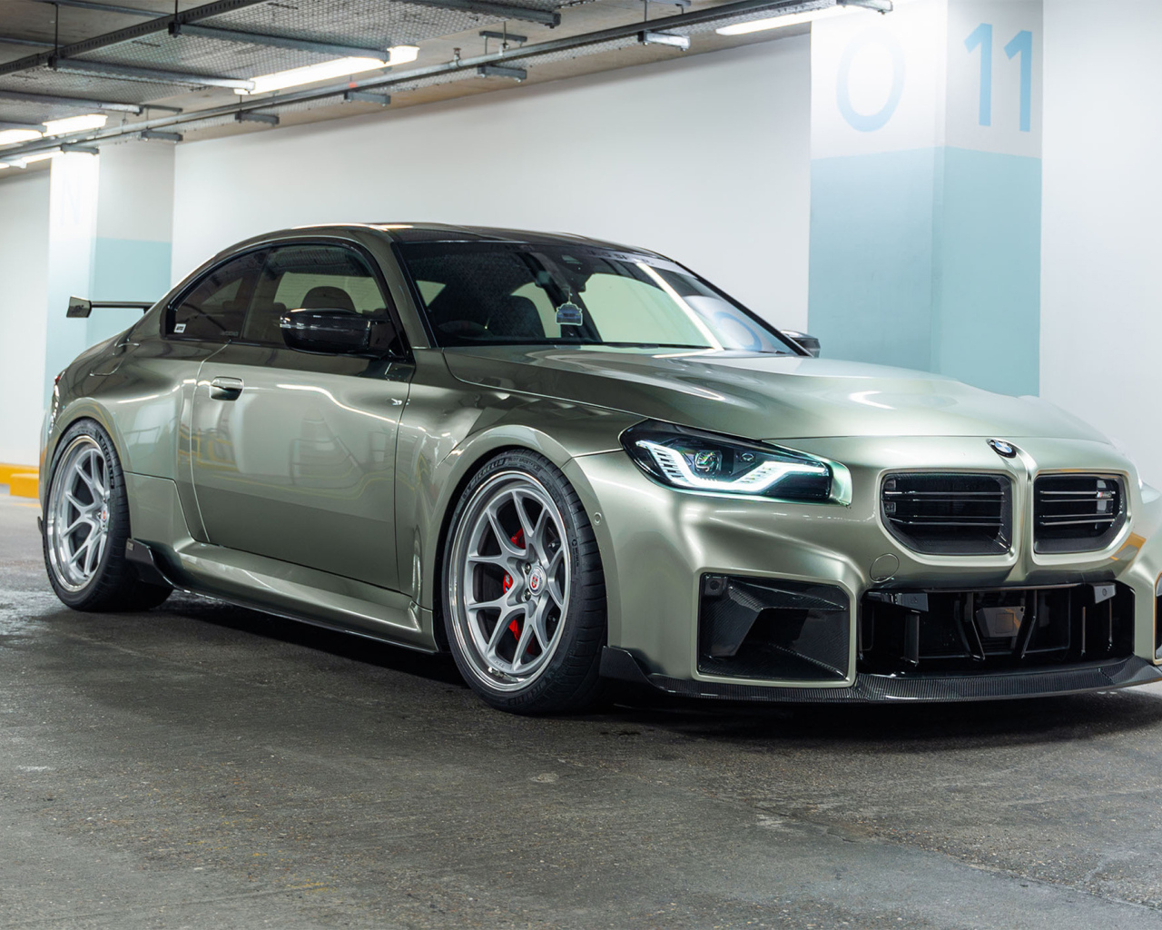 Автомобиль BMW M2 TR87 Edition в гараже