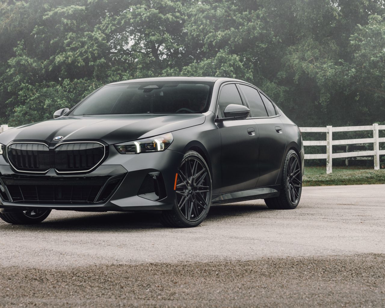 Черный автомобиль BMW 530i Matte
