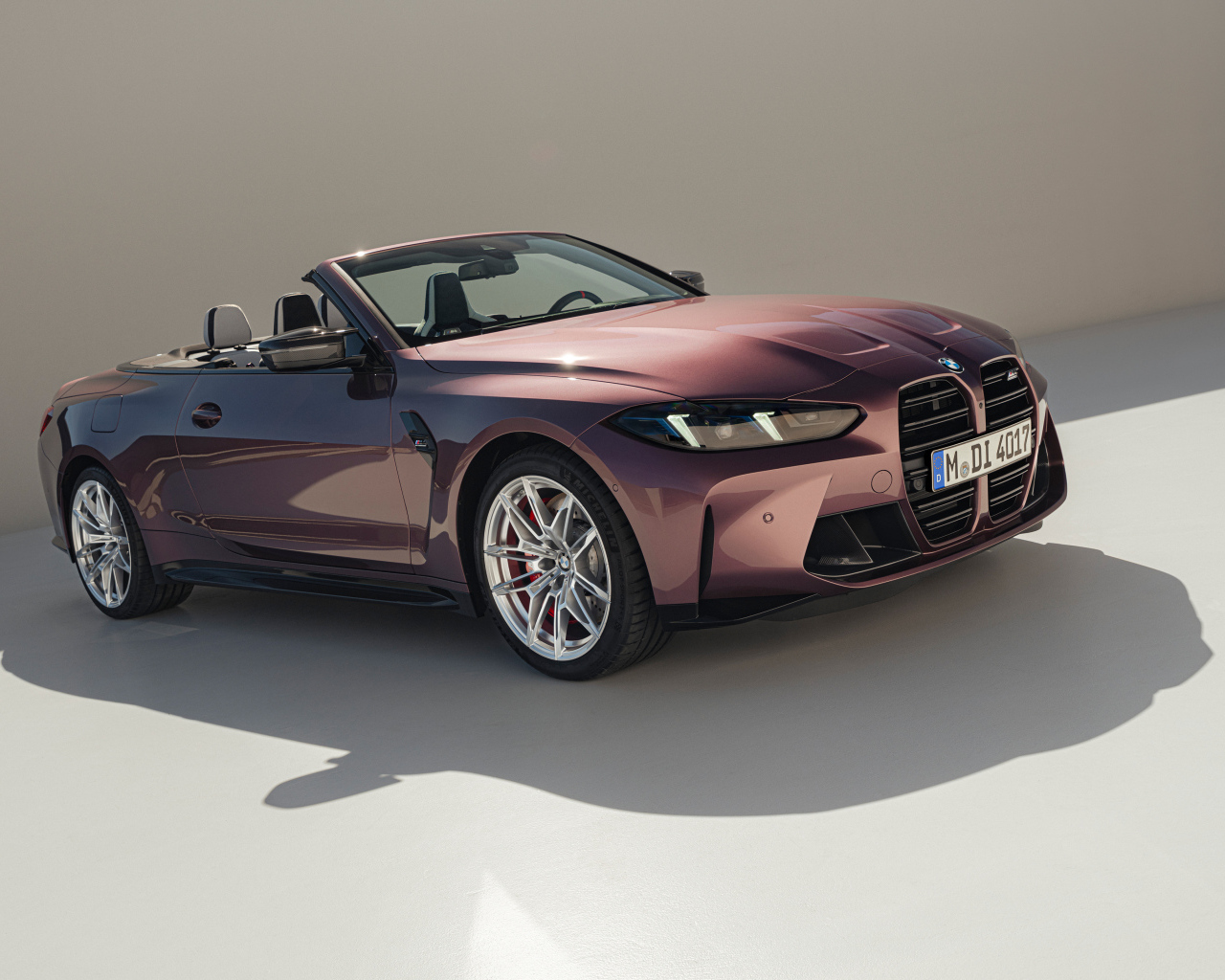 Быстрый стильный автомобиль BMW M4 Competition M xDrive Cabrio 2024 года