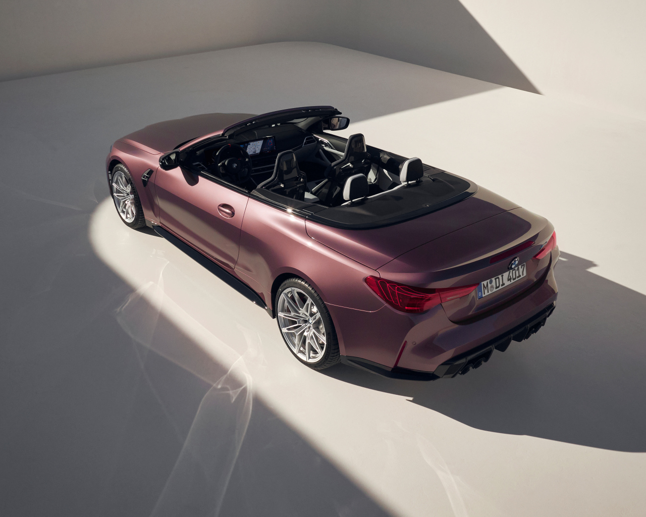 Вид сверху на автомобиль BMW M4 Competition M xDrive Cabrio 2024 года