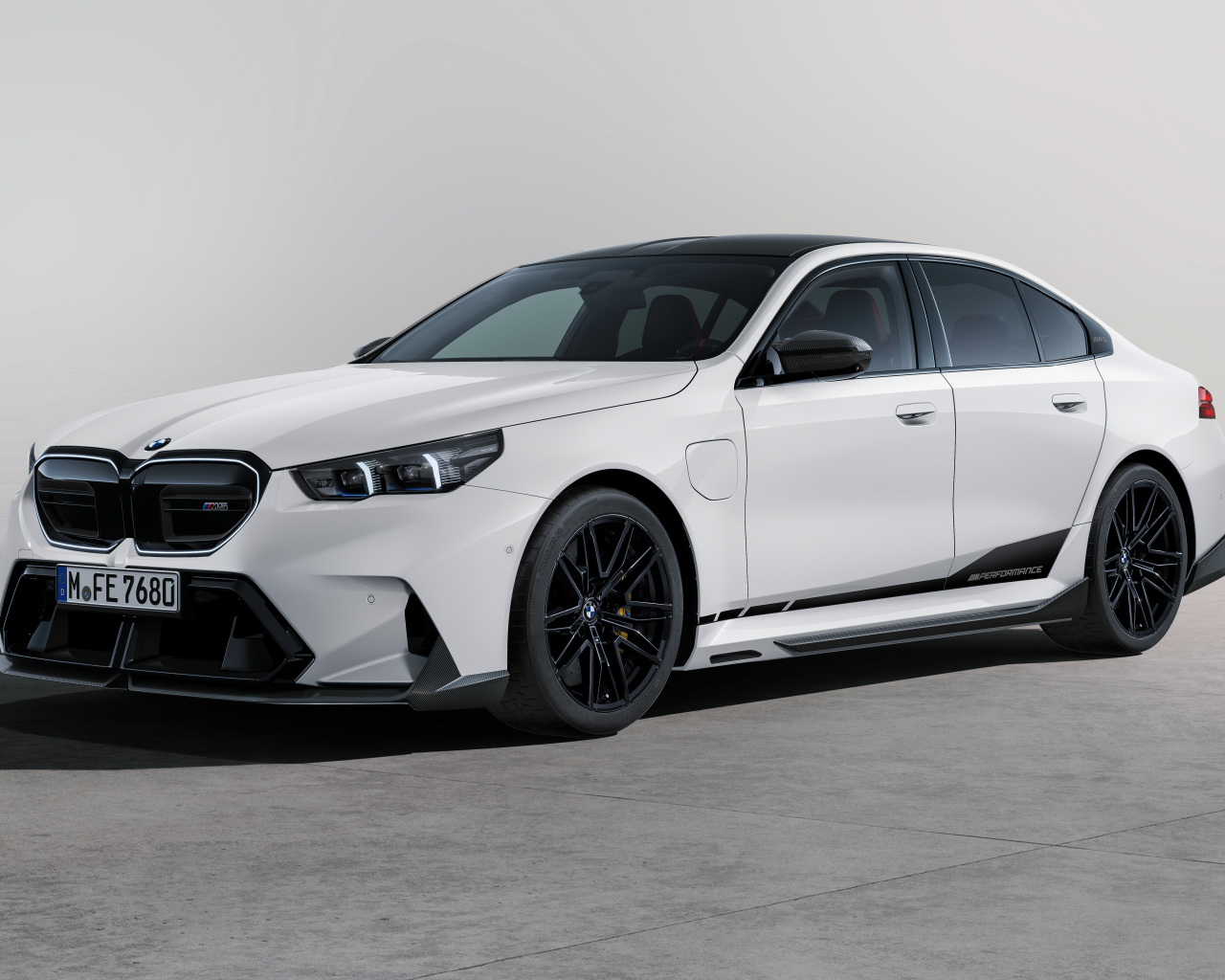 Белый автомобиль BMW M5 M  вид спереди