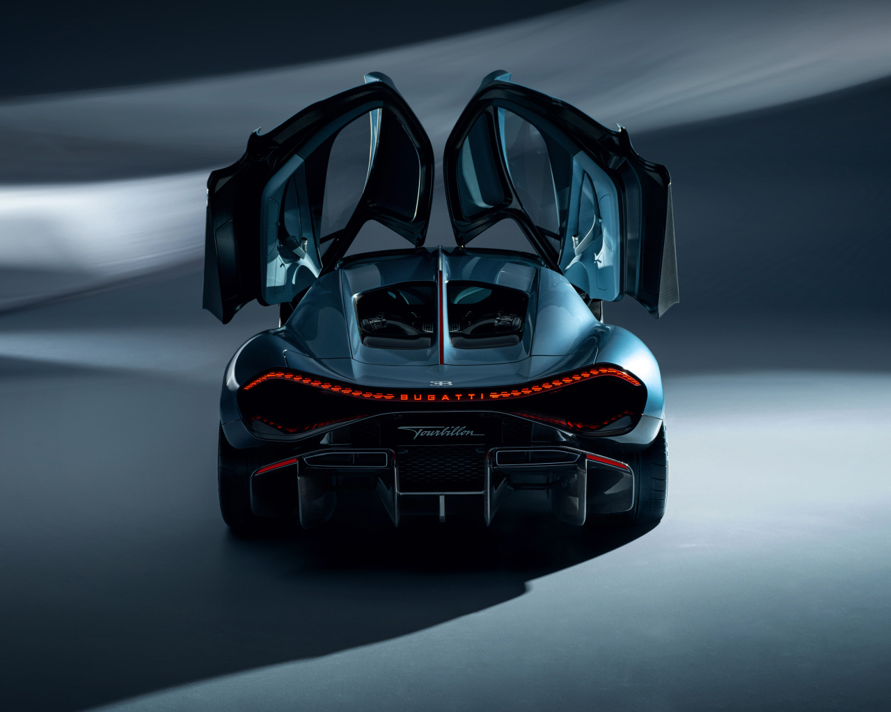 Вид сзади на автомобиль Bugatti Tourbillon 2024 года