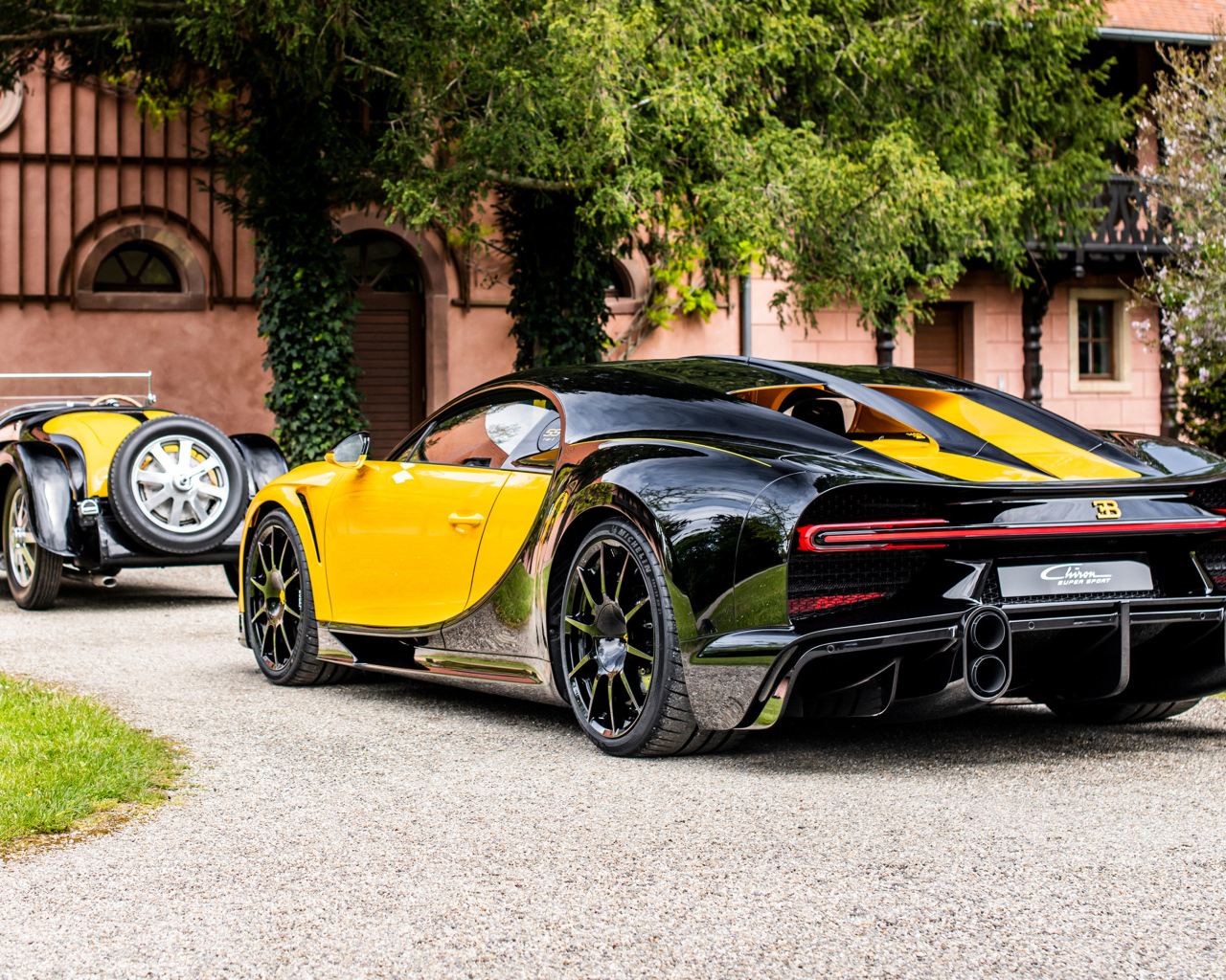 Вид сзади на спорткар Bugatti Type 55 Roadster Bugatti Chiron Super Sport 55 One Of One