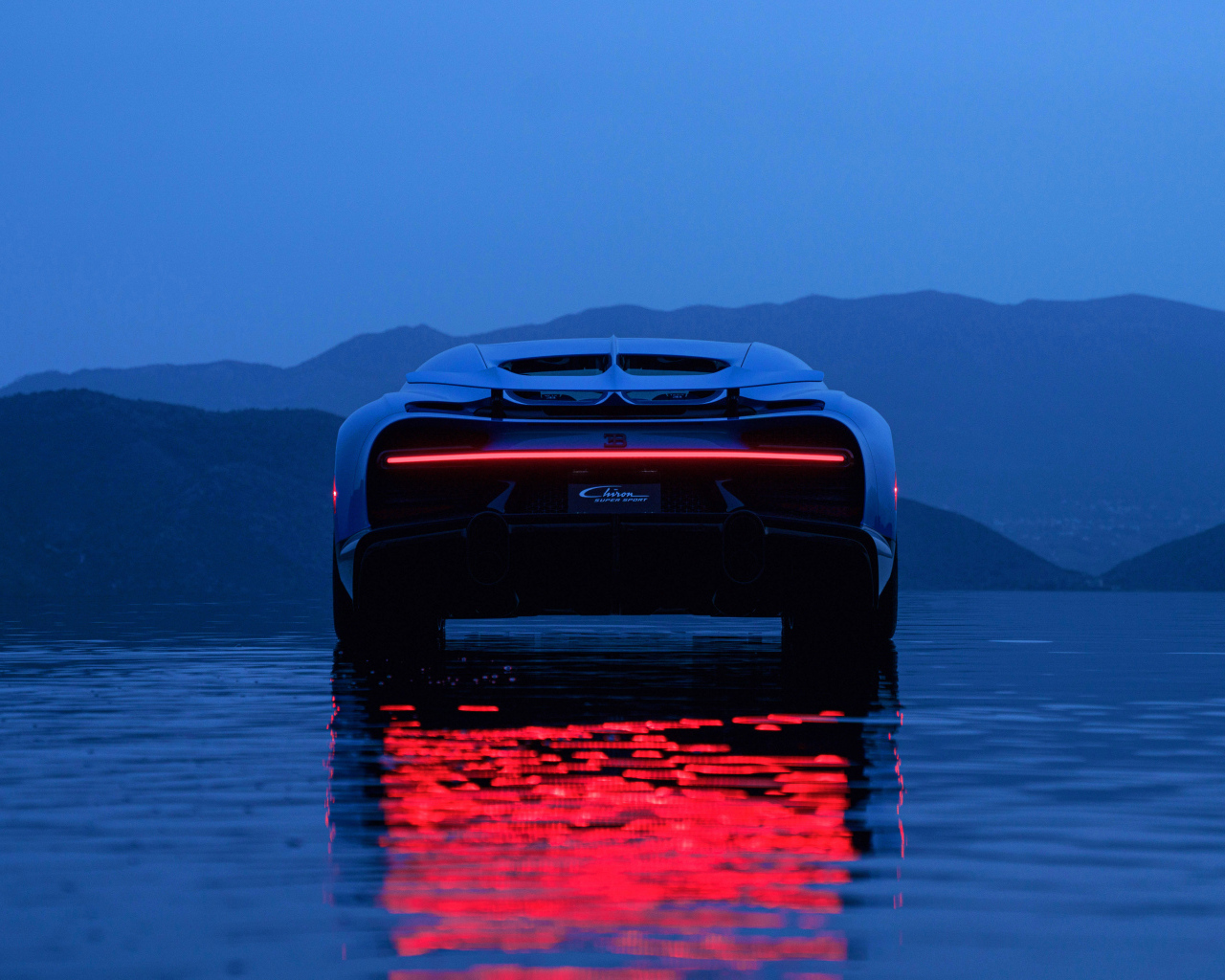 Вид сзади на автомобиль Bugatti Unveils Chiron LUltime