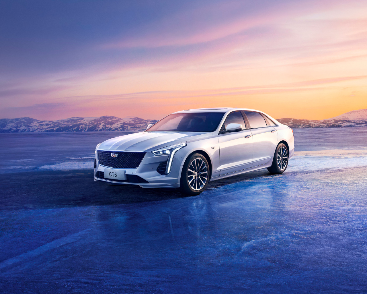 Автомобиль Cadillac CT6 Platinum на фоне красивого неба