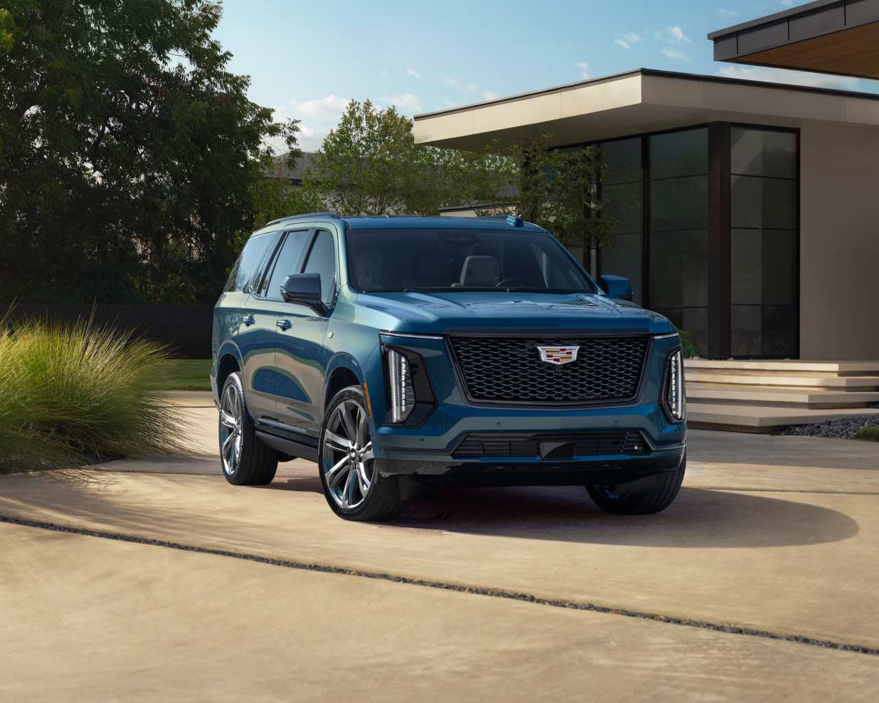 Большой Cadillac Escalade 2025 года вид спереди