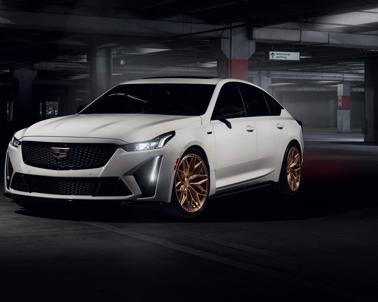 Белый автомобиль Cadillac CT5-V Blackwing