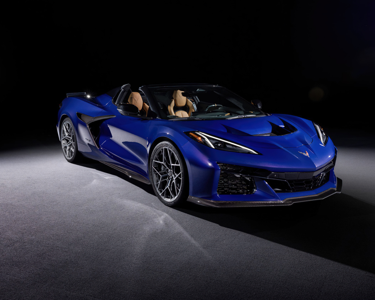 Синий автомобиль Chevrolet Corvette ZR1, 2025 года