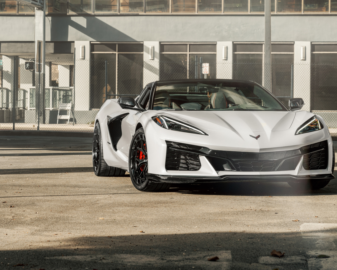 Белый спортивный автомобиль Chevrolet Corvette Z06