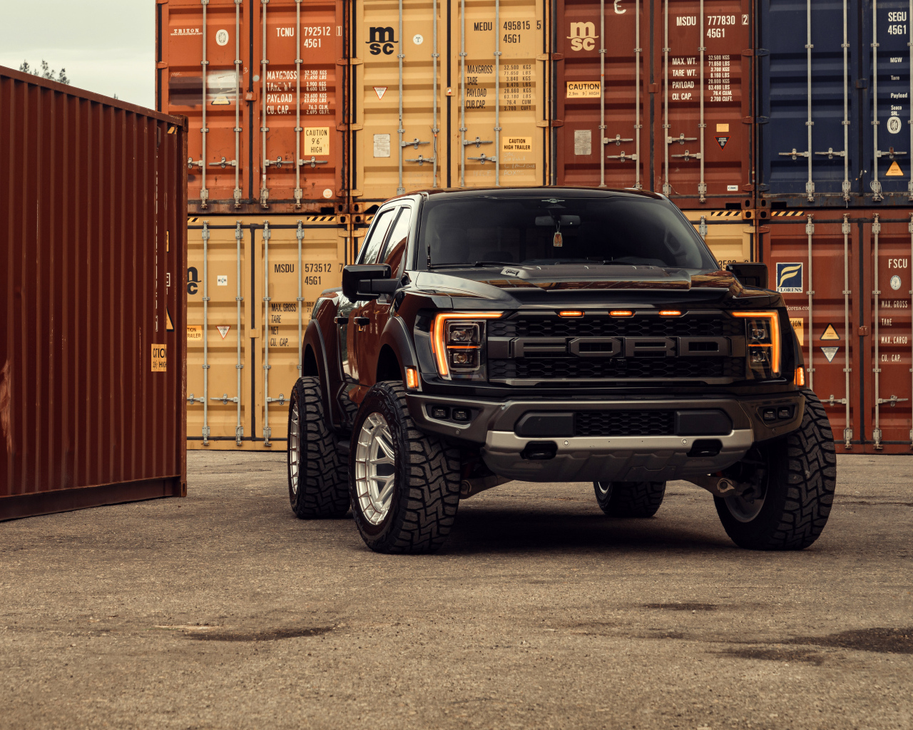 Большой черный Ford F-150 Raptor