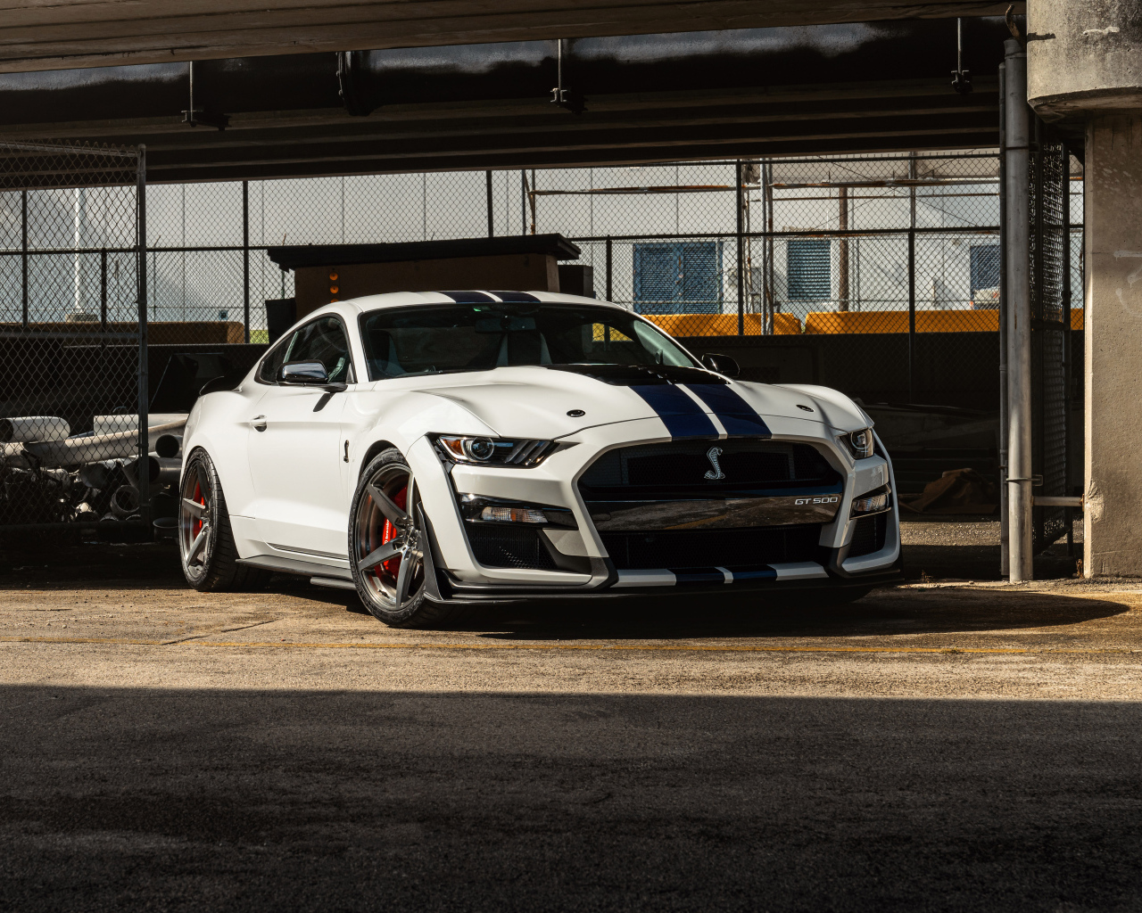 Автомобиль Mustang GT500 в ангаре