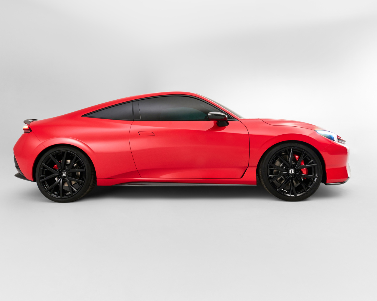 Вид сбоку на красный автомобиль Honda Prelude Concept 2024 года