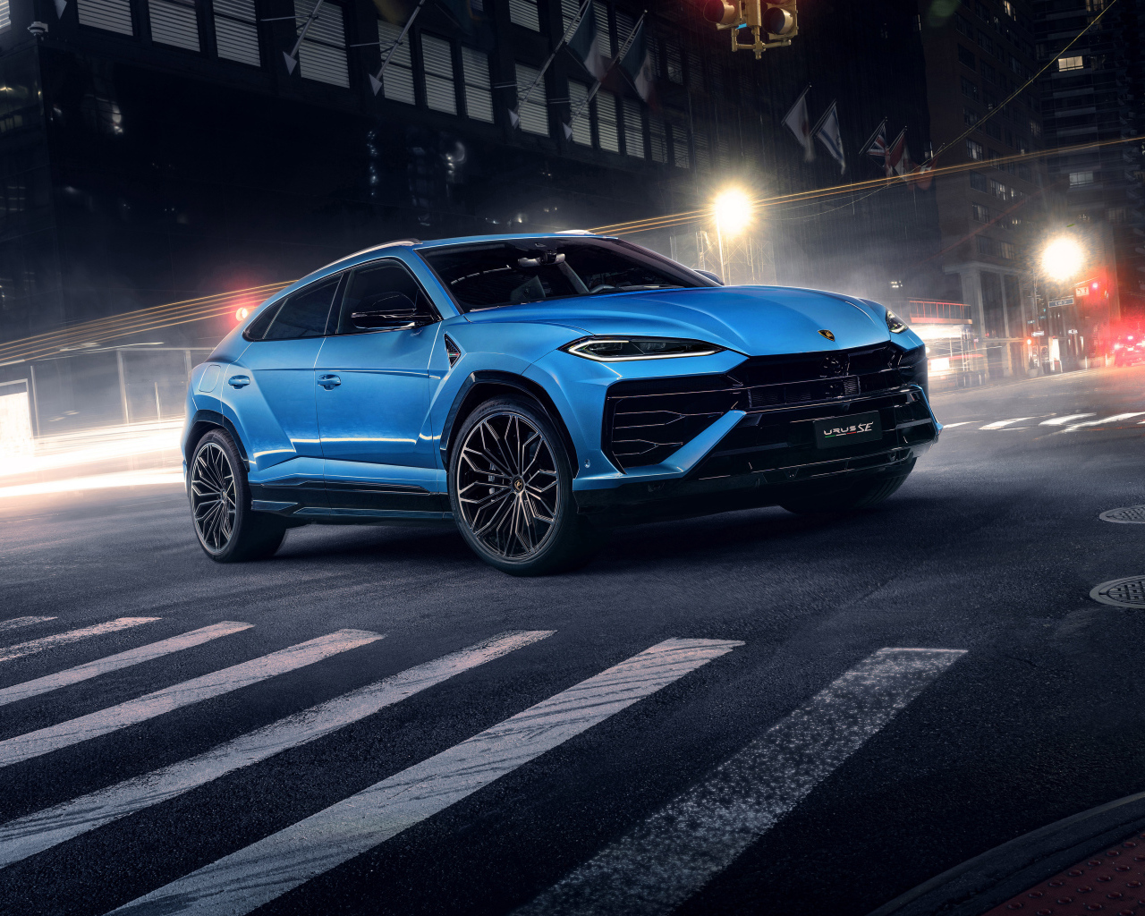 Автомобиль Lamborghini Urus SE 2024 года на улице ночью