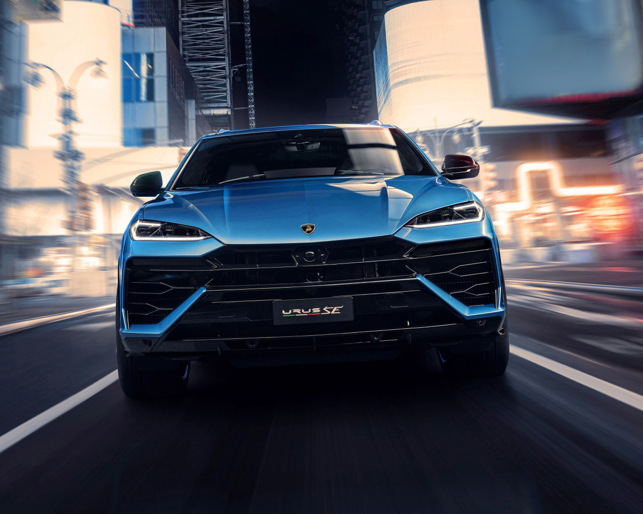 Вид спереди на синий внедорожник Lamborghini Urus SE