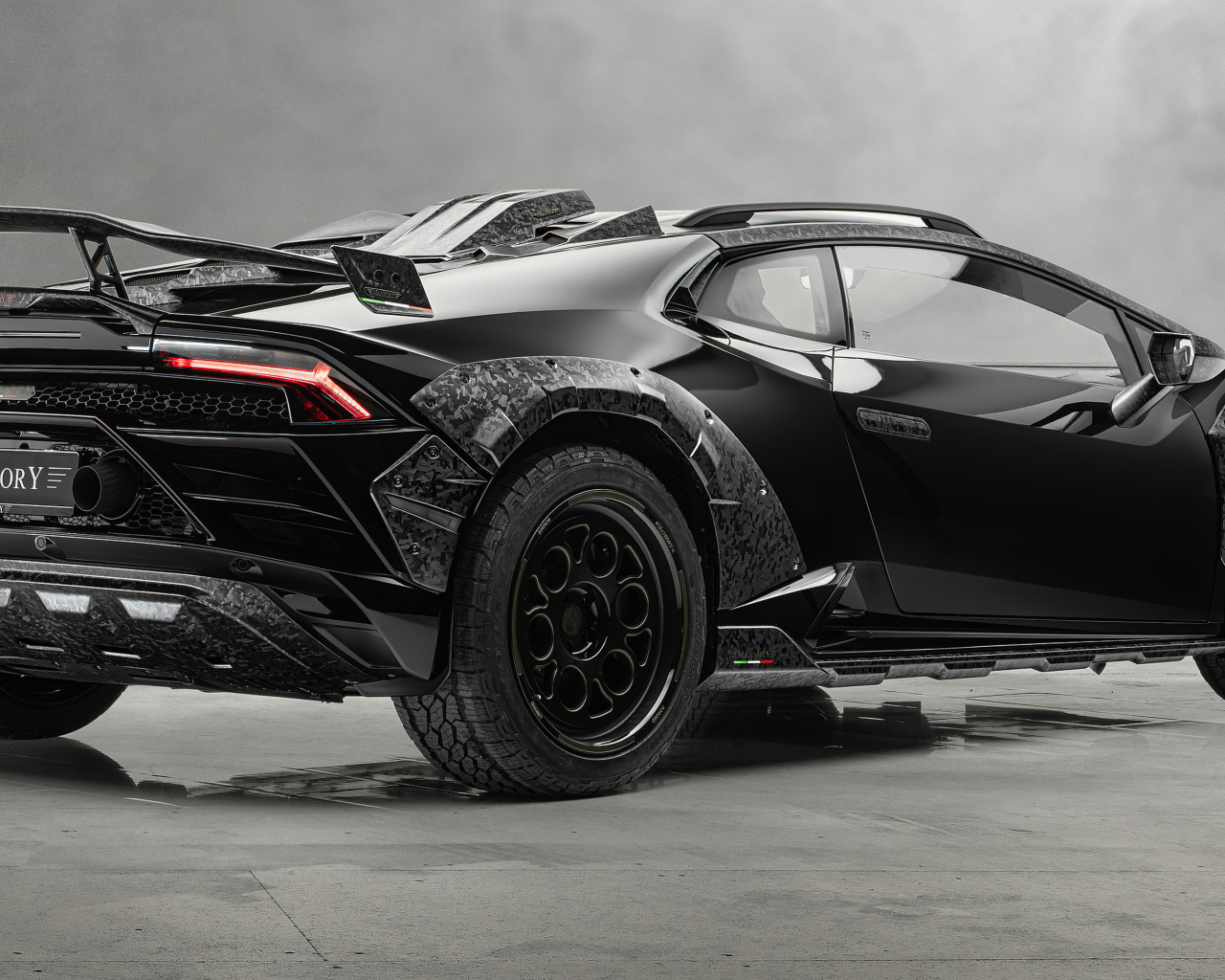 Вид сзади на автомобиль Mansory Lamborghini Huracán Sterrato 2024 года